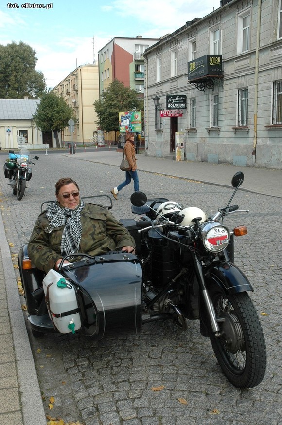 Najwolniejsza jazda motocyklem, strzały i sprawdzian wiedzy o Bitwie nad Bzurą. Drugi dzień Rajdu