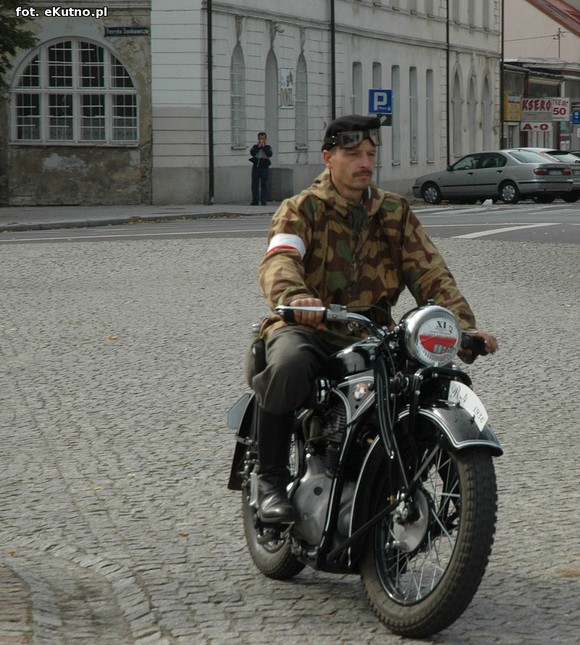 Najwolniejsza jazda motocyklem, strzały i sprawdzian wiedzy o Bitwie nad Bzurą. Drugi dzień Rajdu