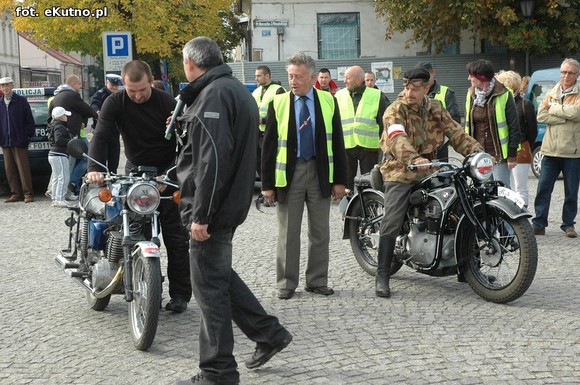 Najwolniejsza jazda motocyklem, strzały i sprawdzian wiedzy o Bitwie nad Bzurą. Drugi dzień Rajdu