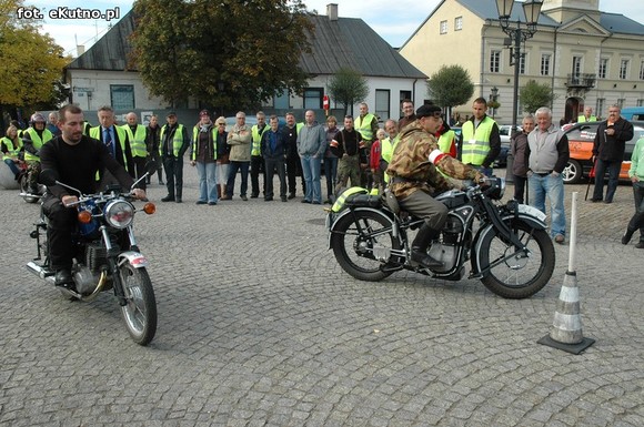 Najwolniejsza jazda motocyklem, strzały i sprawdzian wiedzy o Bitwie nad Bzurą. Drugi dzień Rajdu