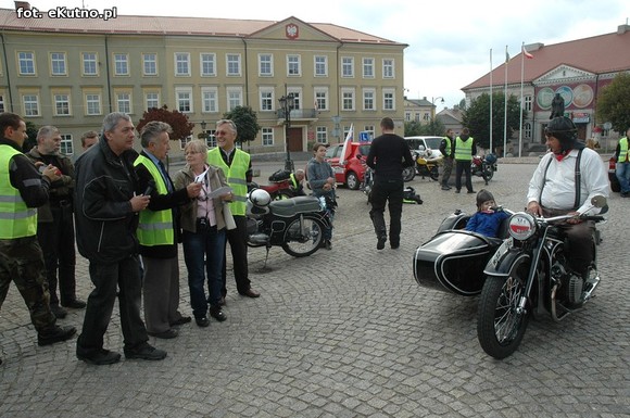 Najwolniejsza jazda motocyklem, strzały i sprawdzian wiedzy o Bitwie nad Bzurą. Drugi dzień Rajdu