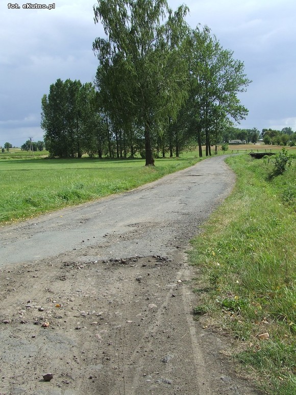 Inwestycje drogowe w gminie Krośniewice. Fatalna droga w Szubinie doczeka się modernizacji