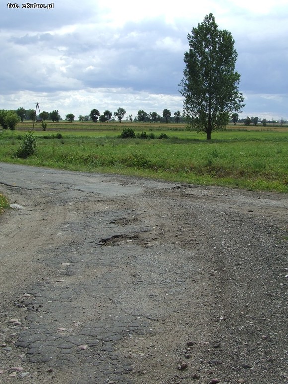 Inwestycje drogowe w gminie Krośniewice. Fatalna droga w Szubinie doczeka się modernizacji