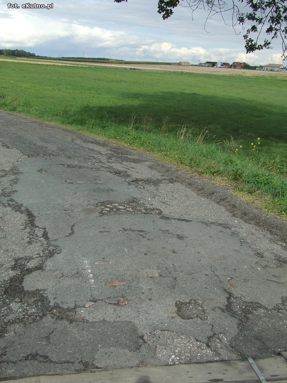 Inwestycje drogowe w gminie Krośniewice. Fatalna droga w Szubinie doczeka się modernizacji