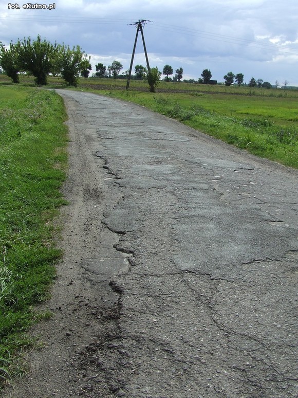 Inwestycje drogowe w gminie Krośniewice. Fatalna droga w Szubinie doczeka się modernizacji