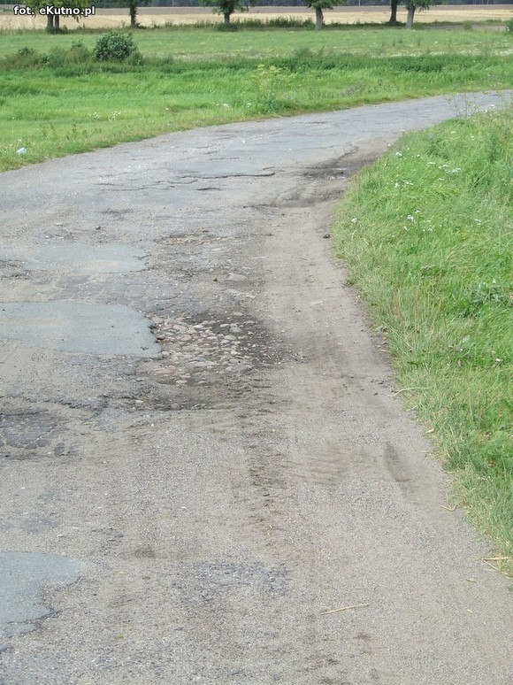 Inwestycje drogowe w gminie Krośniewice. Fatalna droga w Szubinie doczeka się modernizacji