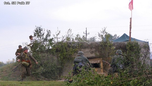 Stowarzyszenie Historyczne Pułk 37 na V pikniku przy bunkrze