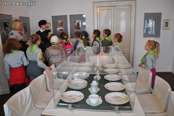 Kutnowska skautka z roku 1916 w Pałacu Saskim