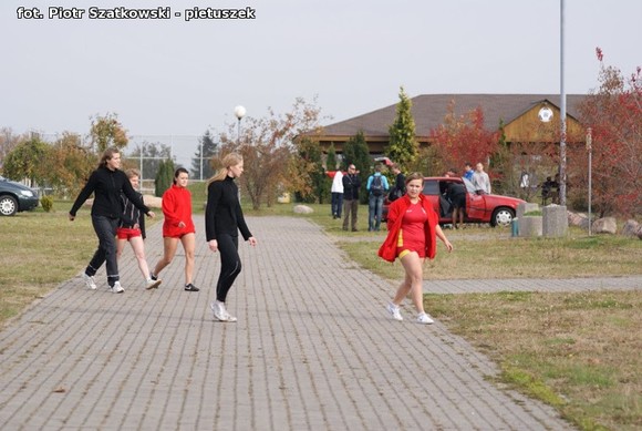 Niska frekwencja i dominacja 