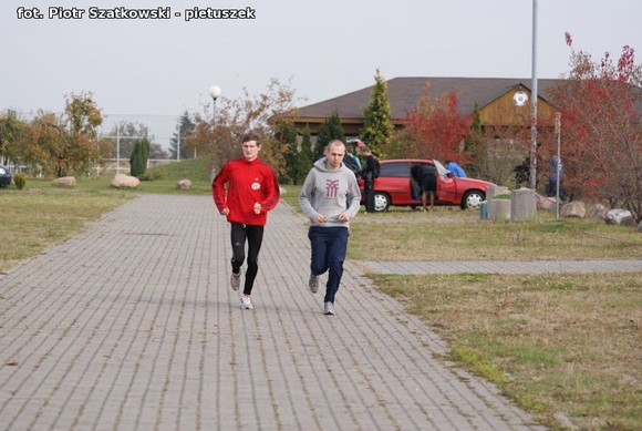 Niska frekwencja i dominacja 