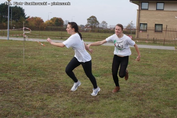 Niska frekwencja i dominacja 