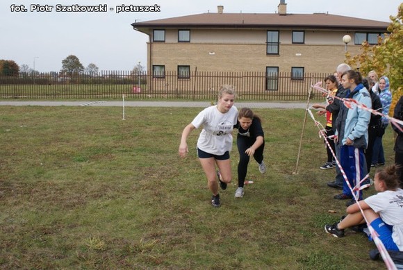 Niska frekwencja i dominacja 
