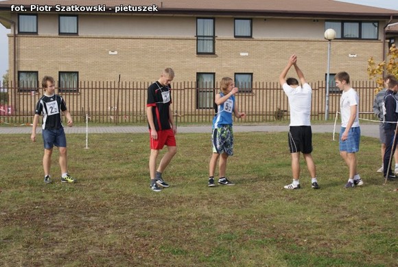 Niska frekwencja i dominacja 