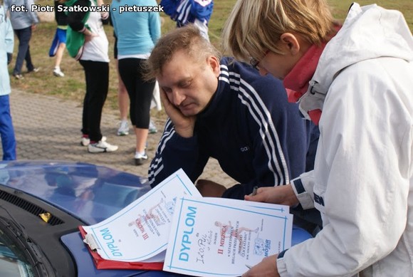 Niska frekwencja i dominacja 