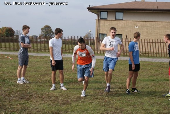 Niska frekwencja i dominacja 