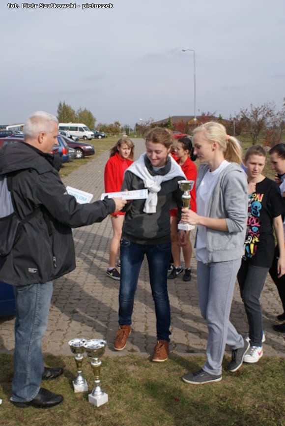 Niska frekwencja i dominacja 