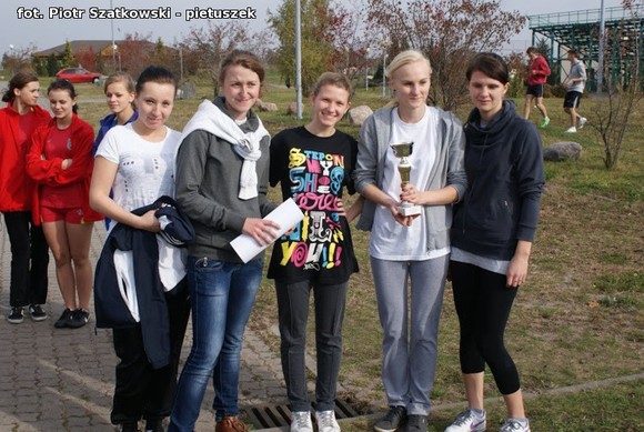 Niska frekwencja i dominacja 