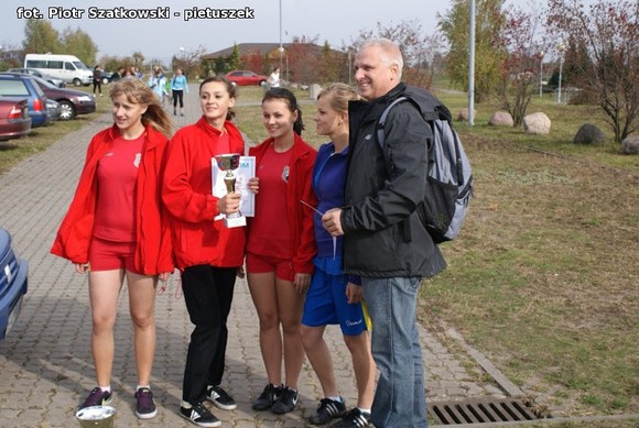 Niska frekwencja i dominacja 