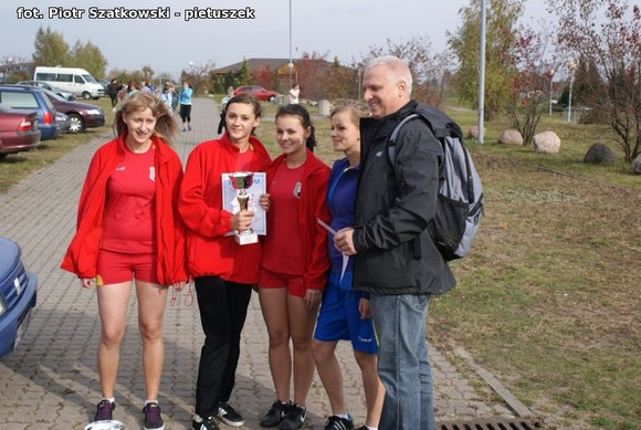 Niska frekwencja i dominacja 