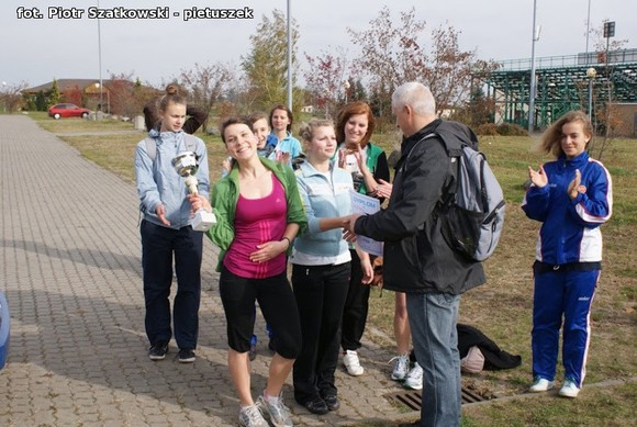 Niska frekwencja i dominacja 