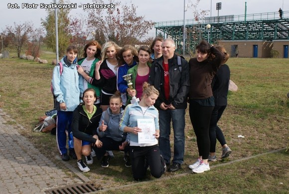 Niska frekwencja i dominacja 