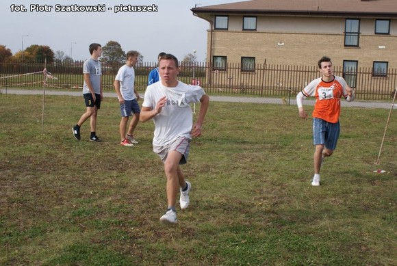 Niska frekwencja i dominacja 