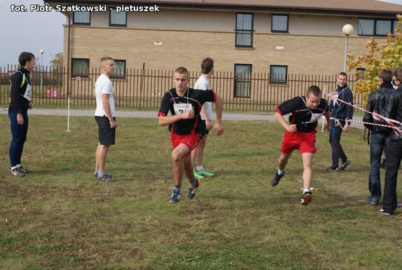 Niska frekwencja i dominacja 