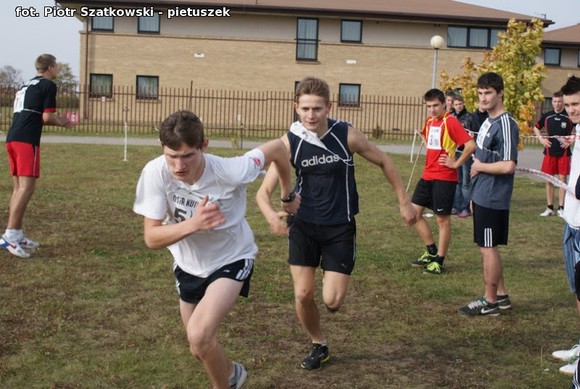 Niska frekwencja i dominacja 