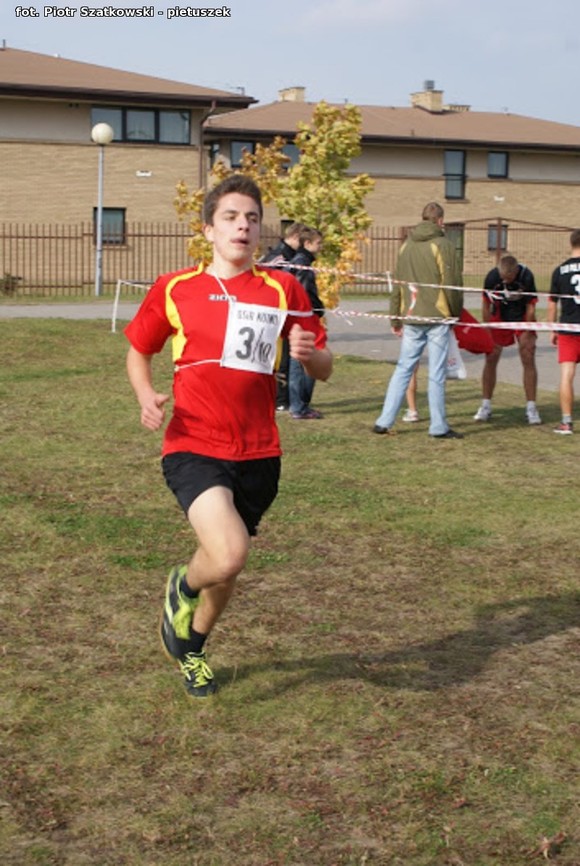 Niska frekwencja i dominacja 