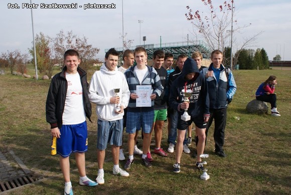 Niska frekwencja i dominacja 