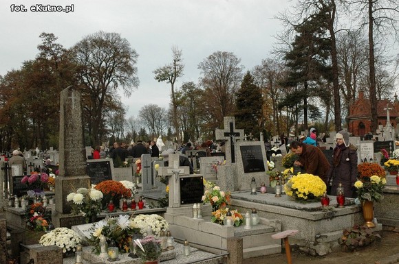 Odwiedzamy groby bliskich zmarłych. Trwa X kwesta na konserwację  grobu Troczewskiego