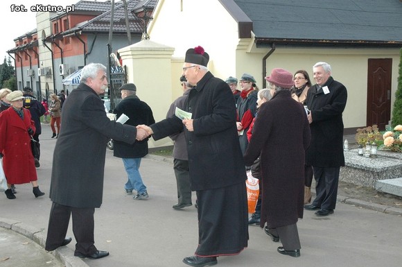 Odwiedzamy groby bliskich zmarłych. Trwa X kwesta na konserwację  grobu Troczewskiego