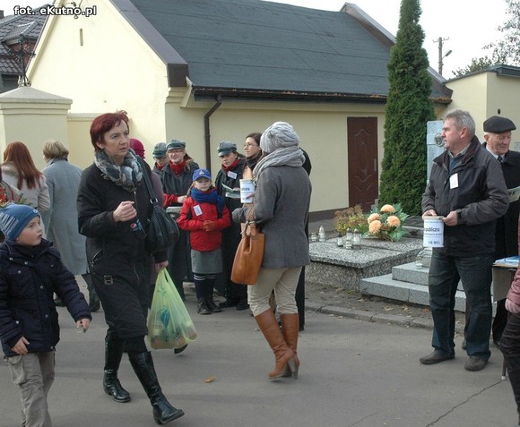 Odwiedzamy groby bliskich zmarłych. Trwa X kwesta na konserwację  grobu Troczewskiego
