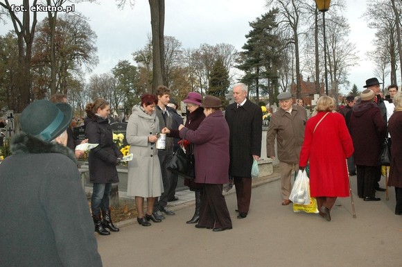 Odwiedzamy groby bliskich zmarłych. Trwa X kwesta na konserwację  grobu Troczewskiego