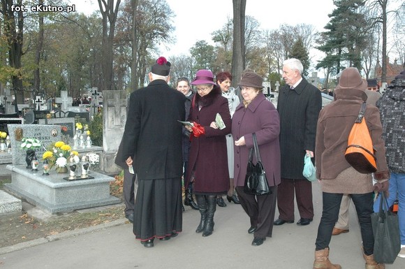 Odwiedzamy groby bliskich zmarłych. Trwa X kwesta na konserwację  grobu Troczewskiego
