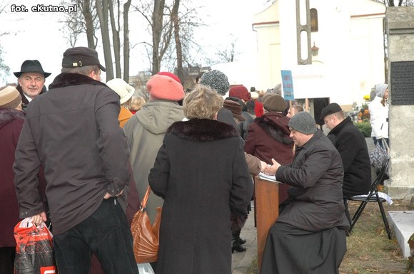 Odwiedzamy groby bliskich zmarłych. Trwa X kwesta na konserwację  grobu Troczewskiego