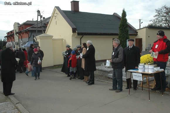 Odwiedzamy groby bliskich zmarłych. Trwa X kwesta na konserwację  grobu Troczewskiego