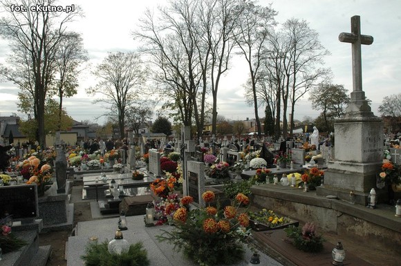 Odwiedzamy groby bliskich zmarłych. Trwa X kwesta na konserwację  grobu Troczewskiego