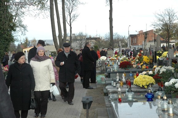 Odwiedzamy groby bliskich zmarłych. Trwa X kwesta na konserwację  grobu Troczewskiego