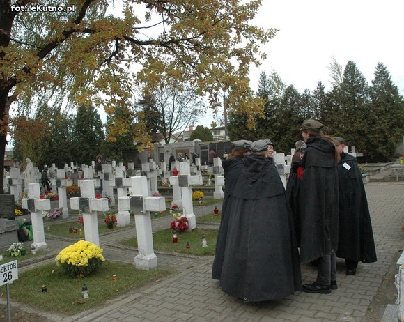 Odwiedzamy groby bliskich zmarłych. Trwa X kwesta na konserwację  grobu Troczewskiego
