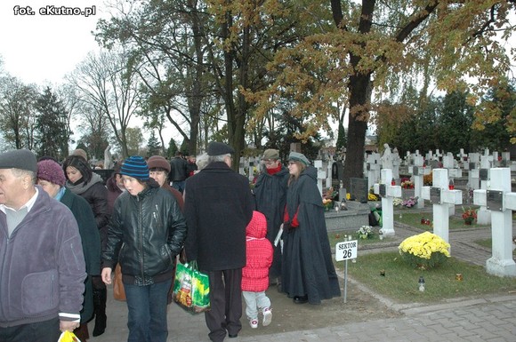 Odwiedzamy groby bliskich zmarłych. Trwa X kwesta na konserwację  grobu Troczewskiego