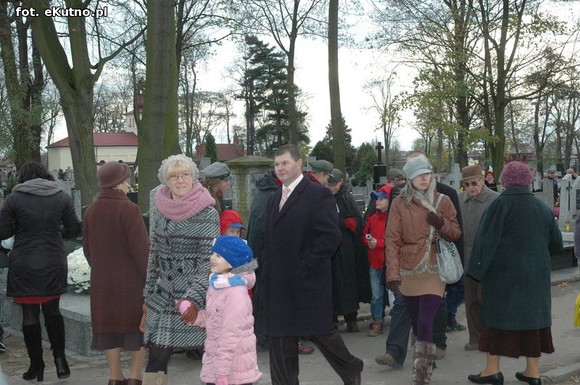 Odwiedzamy groby bliskich zmarłych. Trwa X kwesta na konserwację  grobu Troczewskiego