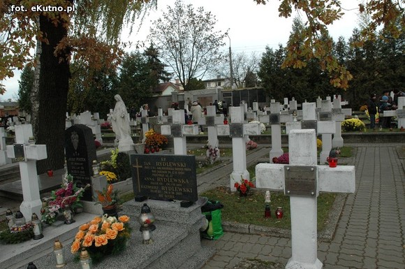 Odwiedzamy groby bliskich zmarłych. Trwa X kwesta na konserwację  grobu Troczewskiego