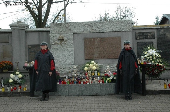 Odwiedzamy groby bliskich zmarłych. Trwa X kwesta na konserwację  grobu Troczewskiego