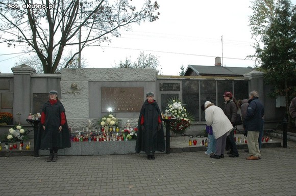 Odwiedzamy groby bliskich zmarłych. Trwa X kwesta na konserwację  grobu Troczewskiego
