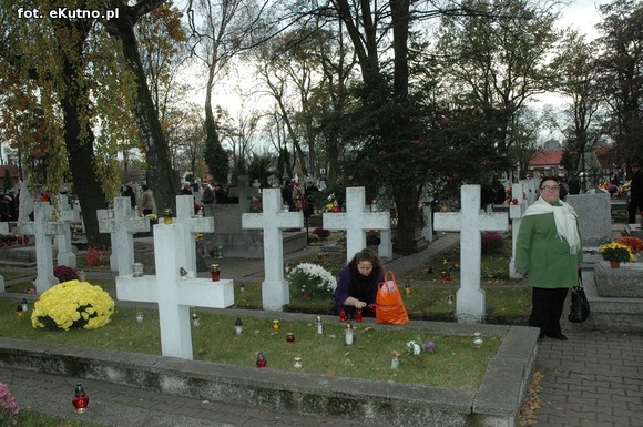 Odwiedzamy groby bliskich zmarłych. Trwa X kwesta na konserwację  grobu Troczewskiego