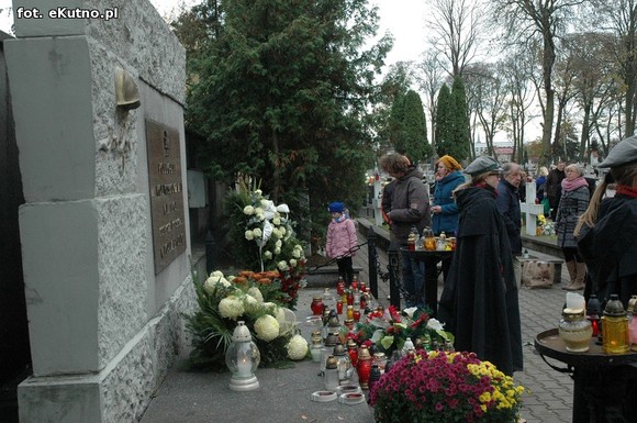 Odwiedzamy groby bliskich zmarłych. Trwa X kwesta na konserwację  grobu Troczewskiego