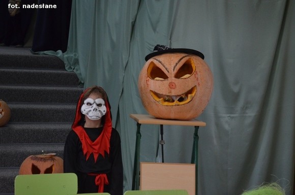 My jesteśmy straszne zmory, Bardzo groźne z nas upiory. Jeśli nie chcesz się nas bać, Musisz nam cukierka dać