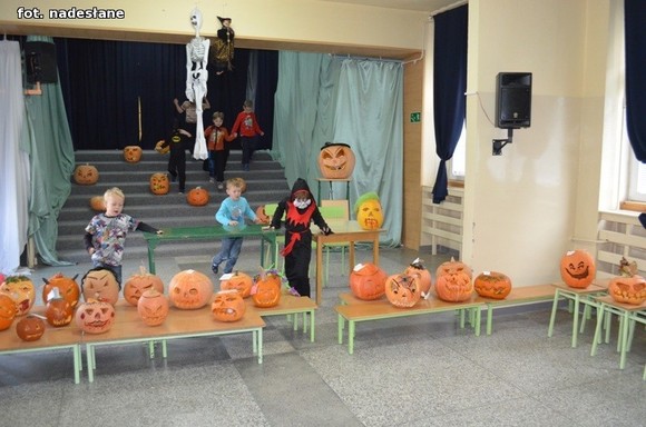 My jesteśmy straszne zmory, Bardzo groźne z nas upiory. Jeśli nie chcesz się nas bać, Musisz nam cukierka dać