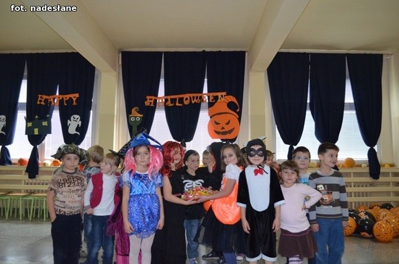 My jesteśmy straszne zmory, Bardzo groźne z nas upiory. Jeśli nie chcesz się nas bać, Musisz nam cukierka dać